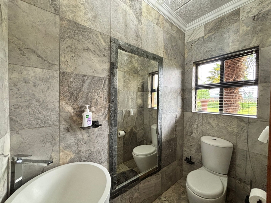 5 Bedroom Property for Sale in Grimbeeck Park North West